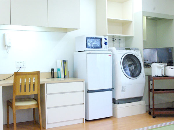 机・椅子・ドラム式洗濯乾燥機・電子レンジ・冷凍冷蔵庫・キッチン