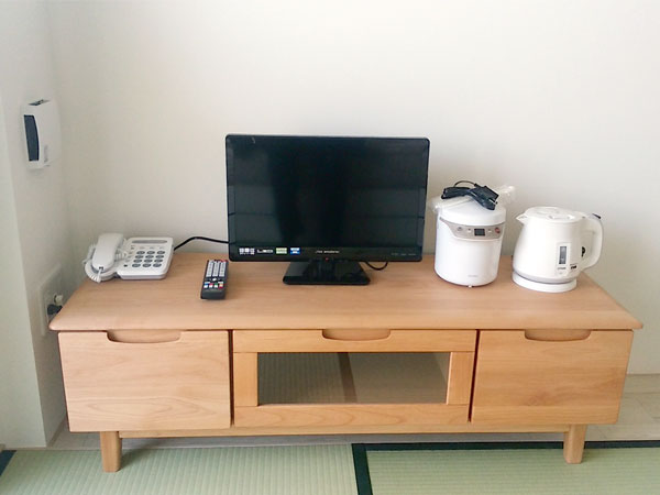 テレビ台・テレビ・炊飯ジャー・電気ケトル