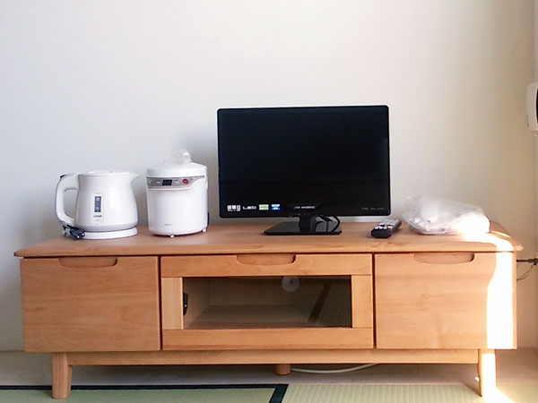 テレビ台・テレビ・炊飯ジャー・電気ケトル