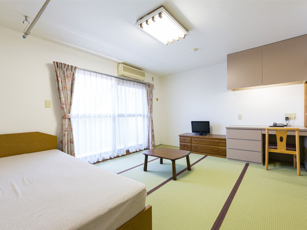 部屋全体・テレビ・机・椅子
