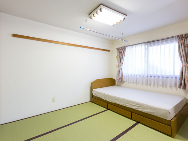収納付きセミダブルベッド