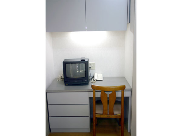 机・椅子・テレビ